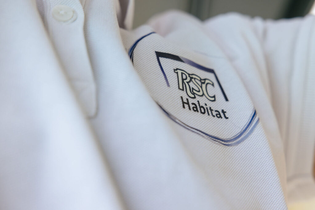 PHOTO D'UN T-SHIRT DE L'ENTREPRISE RSC HABITAT EN HAUTE-SAVOIE - INSTALLATION DE PERGOLAS ET STORES